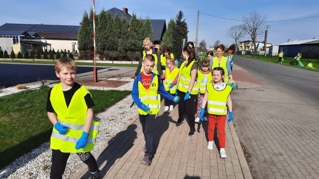 21 kwietnia 2023 roku w całym kraju realizowana była akcja "Sprzątamy dla Polski". Do grona ponad pół miliona osób, które zaangażowały się już w to przedsięwzięcie, dołączyła społeczność Zespołu Szkół w Broniszewicach. Dzieci i młodzież wsparli dorośli, rodzice, lokalni samorządowcy, a także mieszkańcy sąsiedniej wsi Żbiki