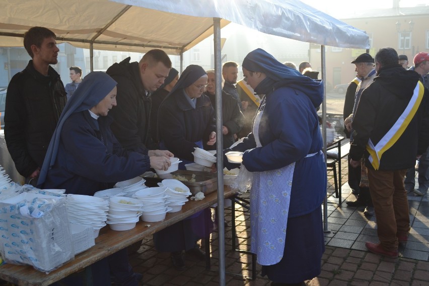 Częstochowa: bezdomni i potrzebujący spotkali się na tradycyjnej wiglii na Starym Rynku [ZDJĘCIA]