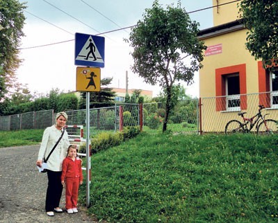 Agnieszka Jambor odprowadza córkę do Szkoły Podstawowej w Rzuchowie w gminie Kornowac