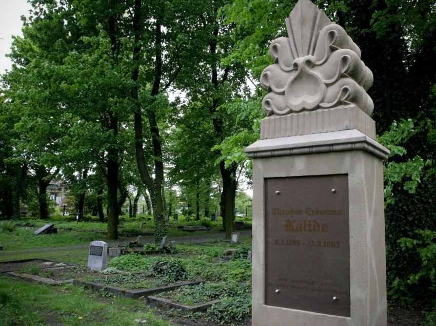 Cmentarz Hutniczy w Gliwicach założony w 1808, zdewastowany...