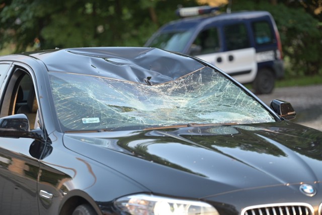 Poważny wypadek na ul. Warszawskiej w Grudziądzu. Kierujący bmw potrącił rowerzystę