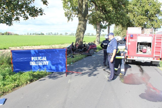Opel astra wypadł z drogi i uderzył w drzewo. Pomimo prowadzonej reanimacji nie udało się uratować 35-letniego kierowcy i 34-letniego pasażera.  

Do zdarzenia doszło na wyjeździe z Unisławia, w stronę Stablewic.. Około godziny 15.00 dyżurny chełmińskiej policji otrzymał zgłoszenie o wypadku drogowym.

Jak wynika ze wstępnych ustaleń policjantów, na łuku drogi kierujący oplem nie zapanował nad pojazdem, zjechał na przeciwległy pas ruchu i uderzył w przydrożne drzewo. Pierwsi na miejscu wypadku już po chwili byli policjanci z Unisławia. Siła uderzenia była tak duża, że aby wyciągnąć podróżujących mężczyzn i udzielić im pomocy należało użyć specjalistycznego sprzętu straży pożarnej. 
Pomimo prowadzonej reanimacji nie udało się uratować 35-letniego kierowcy i 34-letniego pasażera.  
 
Policjanci z chełmińskiej komendy na miejscu zabezpieczyli ślady i ustalili świadków. Przyczynę śmiertelnego wypadku ustali śledźtwo prowadzone nadzorowane przez prokuratora.




***

Pogoda na poniedziałek, 15 sierpnia, wideo: TVN Meteo Active/x-news

