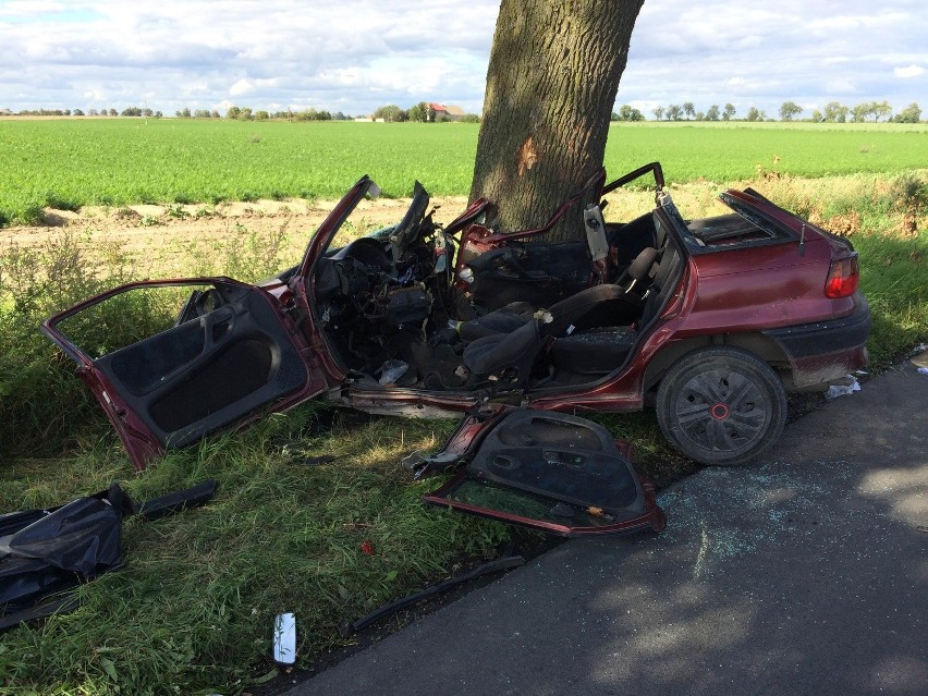 Opel astra wypadł z drogi i uderzył w drzewo. Pomimo...