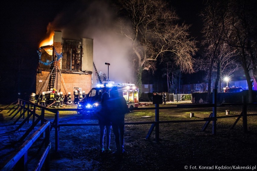 Nocny pożar w Jastrzębiej Górze 8.12.2016. Palił się budynek...