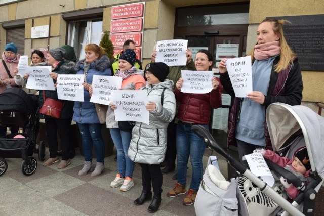 Sprawa zawieszenia pediatrii w Poddębicach wywołała społeczny protest. Efektem była pikieta pod starostwem