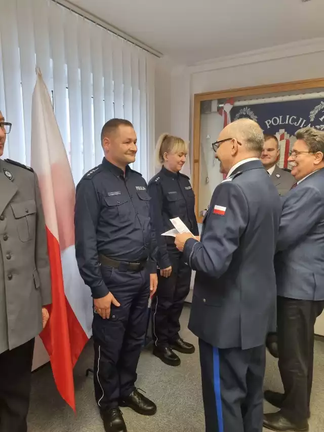 W Komendzie Powiatowej Policji w Golubiu-Dobrzyniu zorganizowano uroczystość, podczas której zostało docenionych 4 policjantów za zaangażowanie w poszukiwania zaginionej kobiety