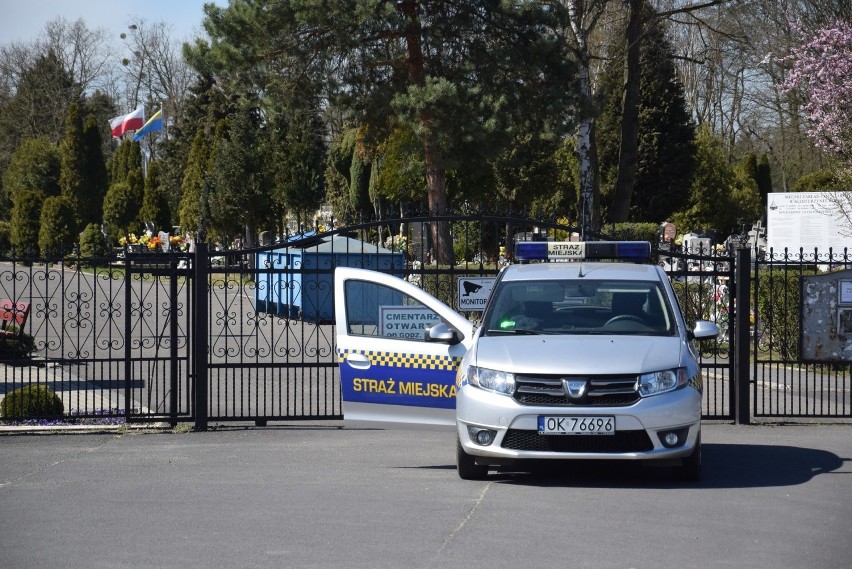 Policja nie wpuszcza ludzi na największy cmentarz w Kędzierzynie-Koźlu. Mieszkańcy są wściekli