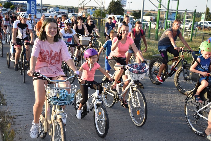 NightSkating Kalisz. Rowerzyści i rolkarze znów opanowali kaliskie ulice ZDJĘCIA