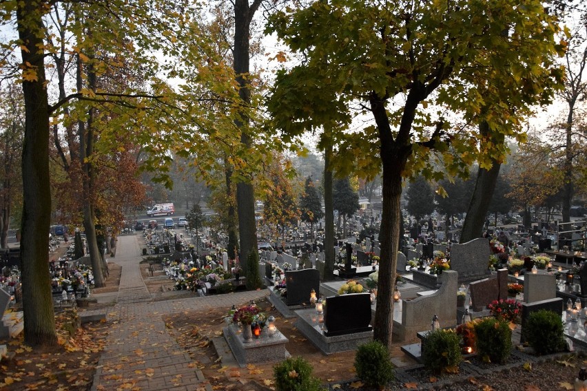 Cmentarz w Chodzieży: Poranny spacer w dniu Wszystkich Świętych (ZDJĘCIA)