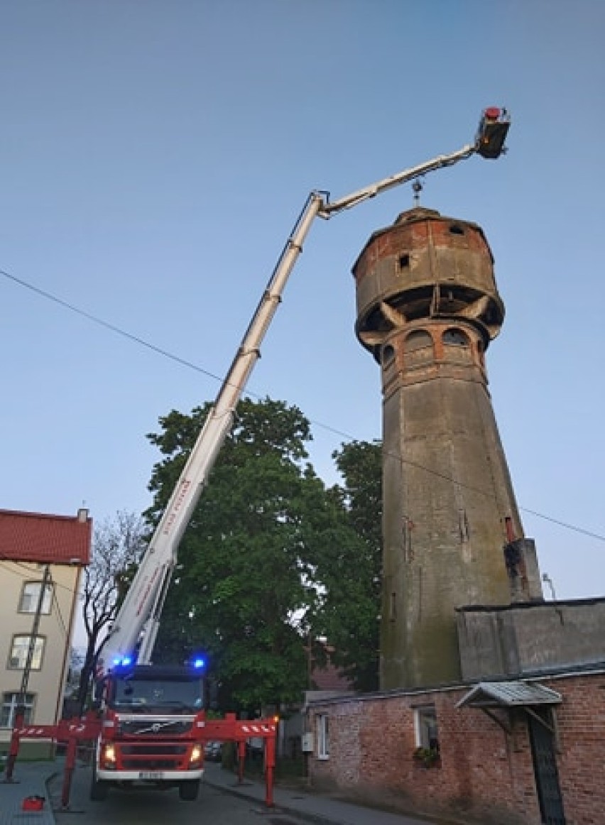 Zdjęto iglicę z wieży ciśnień w Nowym Dworze Gdańskim