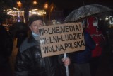 Żorzanie w obronie wolności mediów. Kilkadziesiąt osób na rynku protestowało przeciwko tzw. ustawie Lex TVN. "Wolne media!" - krzyczeli