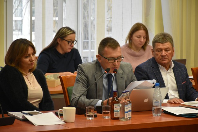 Radny Michał Myszkowski podczas czytania przyjętego wniosku merytorycznego do projektu uchwały budżetowej na 2023 roku na sesji w grudniu 2022 roku.