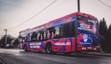 Piłkarze wicemistrza Polski od dziś jeżdżą po Częstochowie autobusami! Zobacz zdjęcia autobusów Rakowa