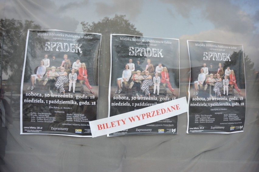 Aktorzy amatorzy z Łeby i okolic wystąpili w premierze spektaklu "Spadek" w Rybaku