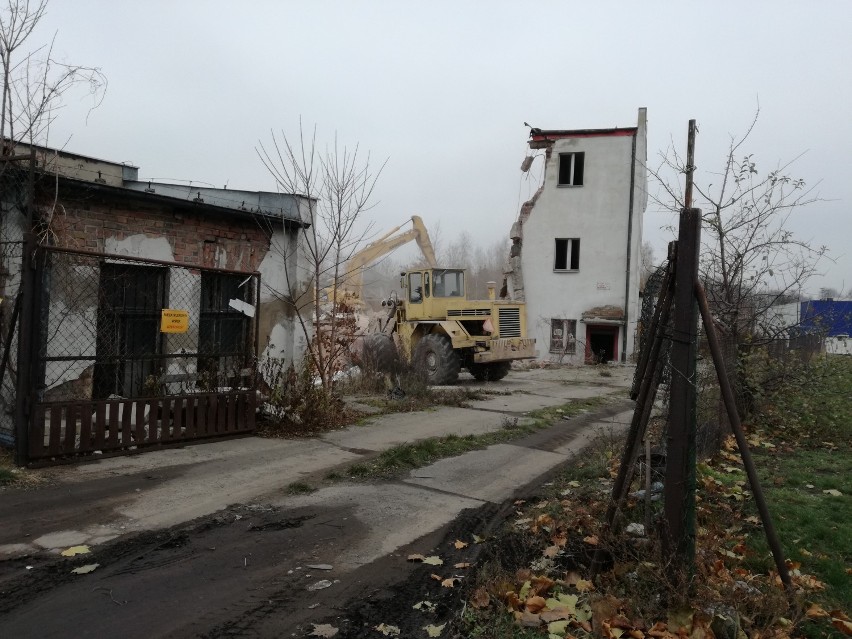 Szamotuły. Trwa rozbiórka budynków po byłej meblarni [ZDJĘCIA]