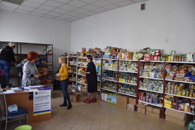 W punkcie pomocy rzeczowej dla uchodźców przy ul. Wałowej zaczyna brakować żywności i środków higieny. Miasto apeluje o wsparcie