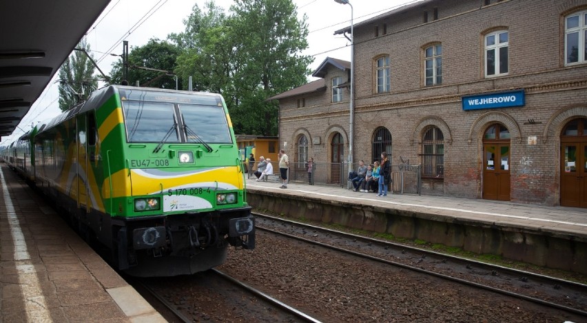 Słoneczny pociąg na stacji Wejherowo