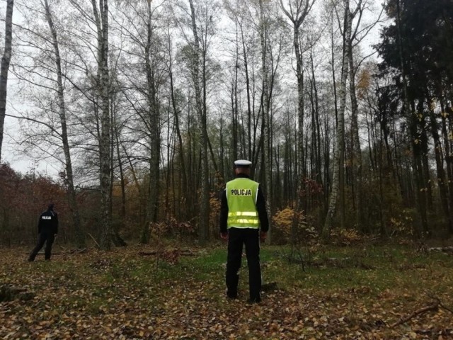 Dwóch mężczyzn kilka dni temu (23.01.22) wybrało się na przejażdżkę samochodem marki Opel na skraj lasu w gminie Kruszwica