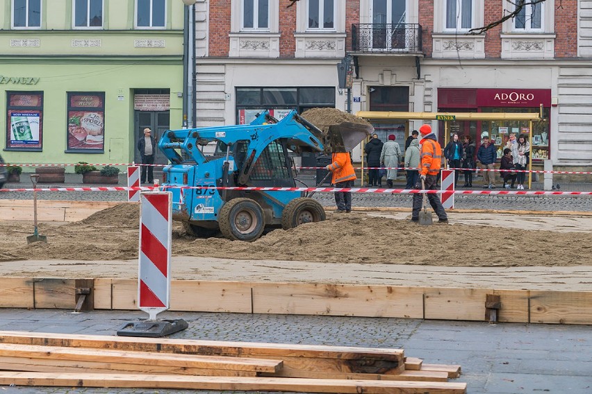 Nowy Sącz. Szykują lodowisko na Mikołajki [ZDJĘCIA]