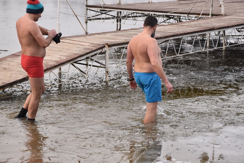 Jankowo Dolne. Mroźna kąpiel morsów w zamarzniętym Jeziorze Jankowskim [FOTO]