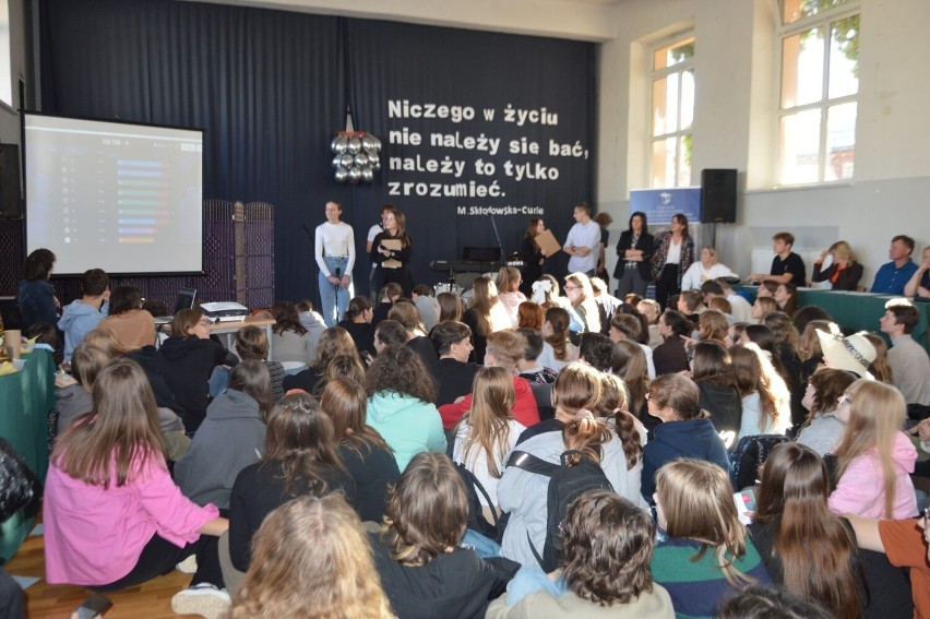 Dni Patronki Szkoły w „nowym” liceum w Końskich. Uczniowie bawili się i lepiej poznawali postać Marii Skłodowskiej – Curie 