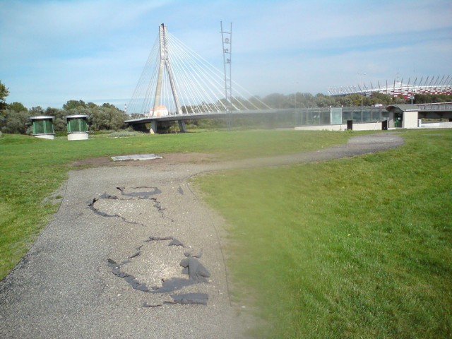 Park Odkrywc&oacute;w - alejki przed remontem - historyczne już zdjęcie! w tle pylon mostu Świętokrzyskiego i Stadion Narodowy.