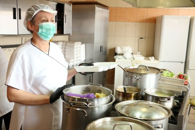 W kuchni jadłodajni przy ul. Bodzentyńskiej w Kielcach są przygotowywane wszystkie  posiłki dla 600 osób będących na kwarantannie.
