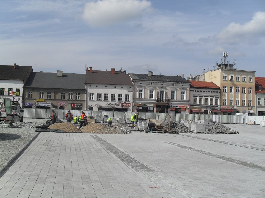 Rynek w Oświęcimiu "na domknięciu". Dziś montują już szklane płyty i sześciany