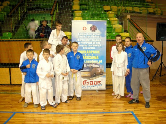 Trener mgr Marcin Paśko wraz z zawodnikami i zawodniczkami UKS"AKADEMIA JUDO RZESZÓW" NA MIĘDZYNARODOWYM TURNIEJU JUDO JAROSŁAW 03.12.2011