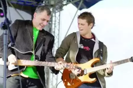 Mirosław Breguła uśmiechał się zawsze. Na zdjęciu (z lewej) z gitarzystą Universe Wojciechem Wesołkiem.  FOT. ARCHIWUM ZESPOŁU UNIVERSE