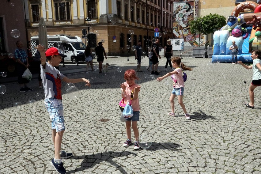 Piknik Rodzinny na płycie legnickiego rynku. Jest sporo atrakcji, zobaczcie zdjęcia