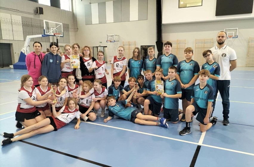 Młodzi koszykarze ze szkół w gminie Szamotuły rywalizowali na Igrzyskach Dzieci i Młodzieży! Znamy wyniki