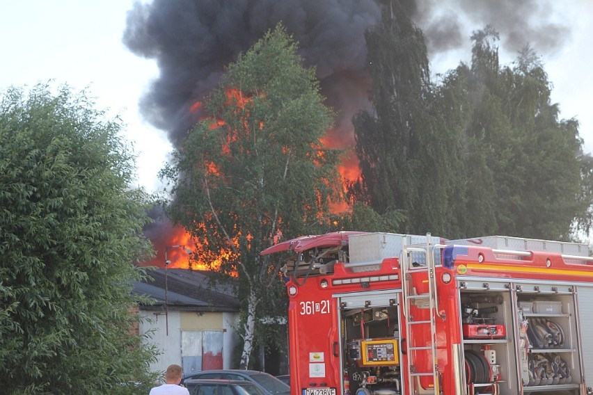 Pożar warsztatu samochodowego przy ulicy Jaworzyńskiej w Legnicy [ZDJĘCIA]