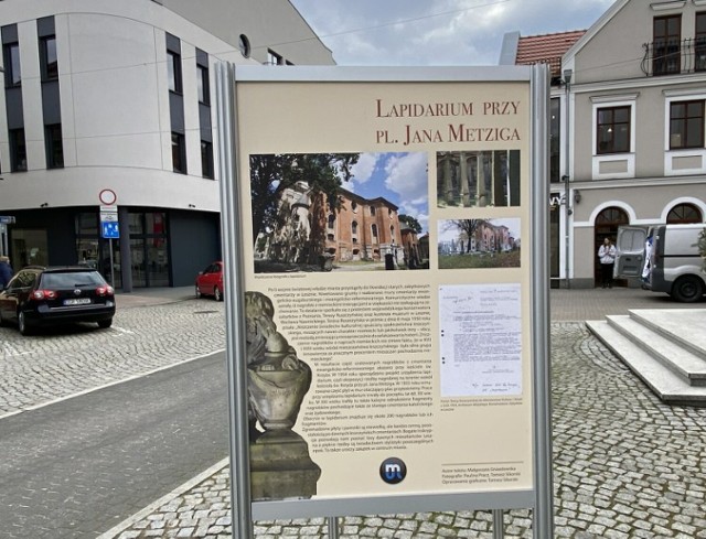 Przed budynkiem Muzeum Okręgowego w stanęła wystawa plenerowa o lapidarium w Lesznie