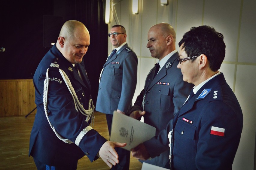 Bełchatów. Komendant Mielczarek oficjalnie pożegnał się z bełchatowską komendą. Policjanci przywitali nowego szefa [ZDJĘCIA]