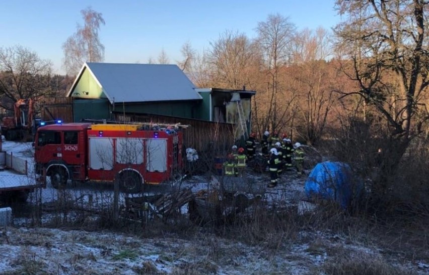Strażacy gasili pożar warsztatu w miejscowści za rogatkami Nowego Sącza