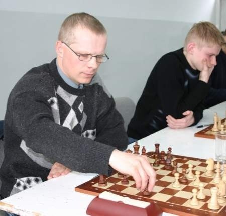 Adam Kirszenstein (na pierwszym planie) i jego bratanek Łukasz (w tle) zdobyli po dwa punkty dla Alfilu Gniew. FOT. ZBIGNIEW BRUCKI