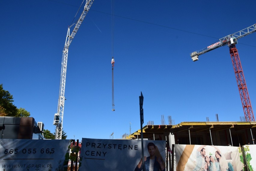 W Sandomierzu trwa budowa nowoczesnych apartamentowców Vitis Park. Zobacz, jak idą prace. Kiedy inwestycja będzie gotowa? Zdjęcia