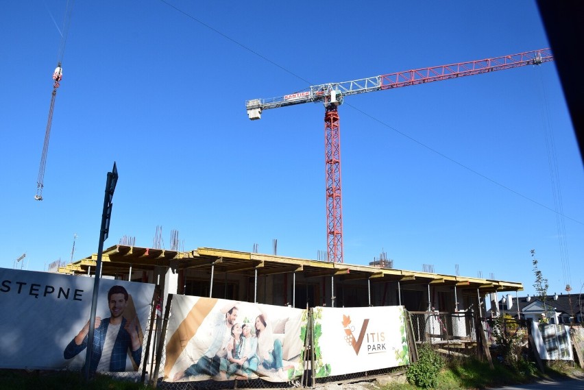 W Sandomierzu trwa budowa nowoczesnych apartamentowców Vitis Park. Zobacz, jak idą prace. Kiedy inwestycja będzie gotowa? Zdjęcia