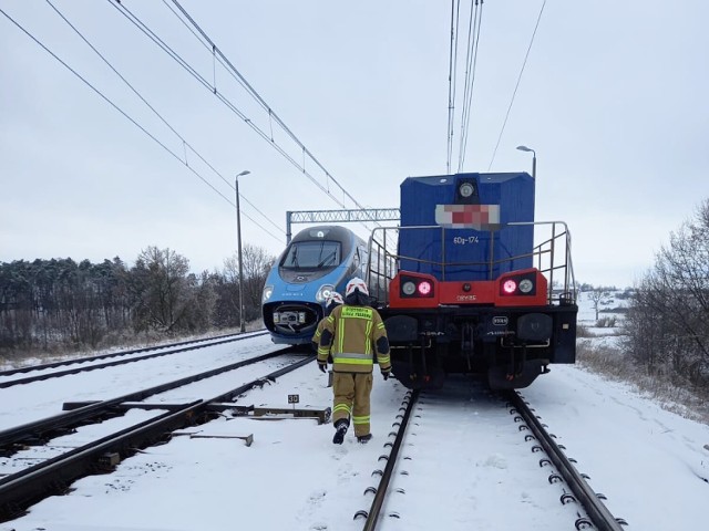 11 marca 2023 r. prabuccy strażacy pomagali pasażerom pociągu, który z powodu lodu na liniach trakcyjnych został unieruchomiony na torach