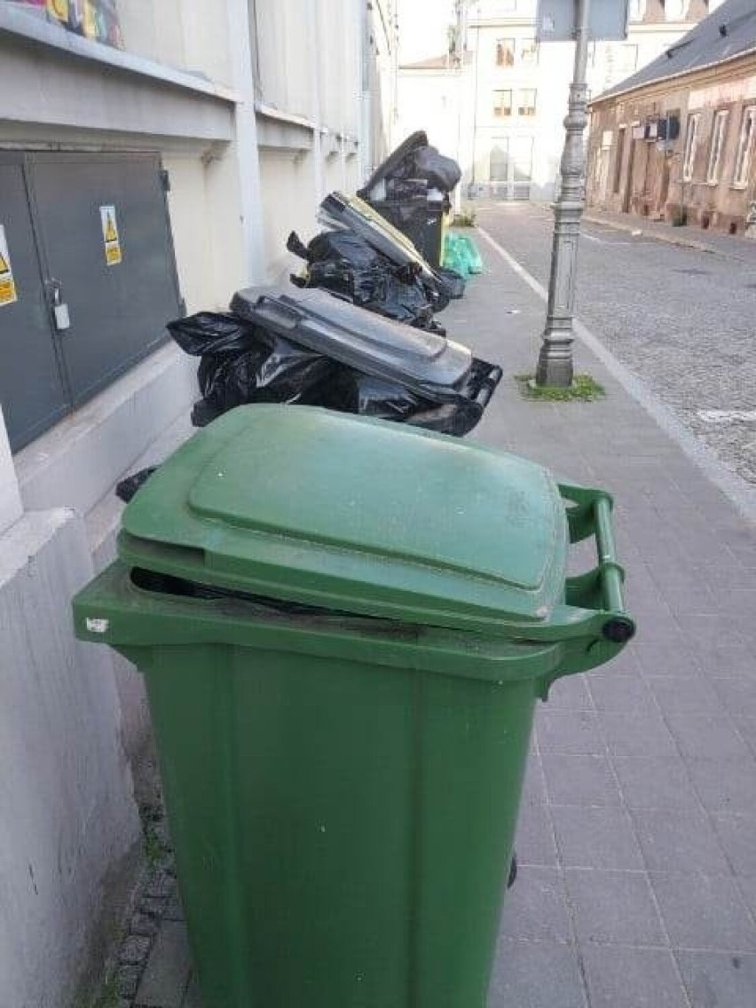 Śmieci na chodniku w centrum Kielc. Urzędnicy: "Taka sytuacja nie powinna mieć miejsca"