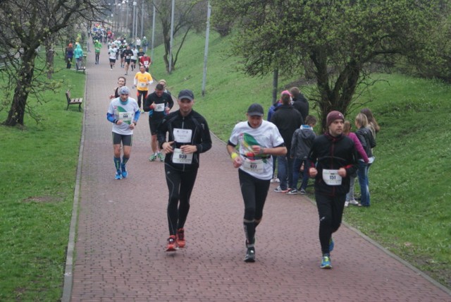 IX Półmaraton Dąbrowski: tuż przed metą w parku Hallera