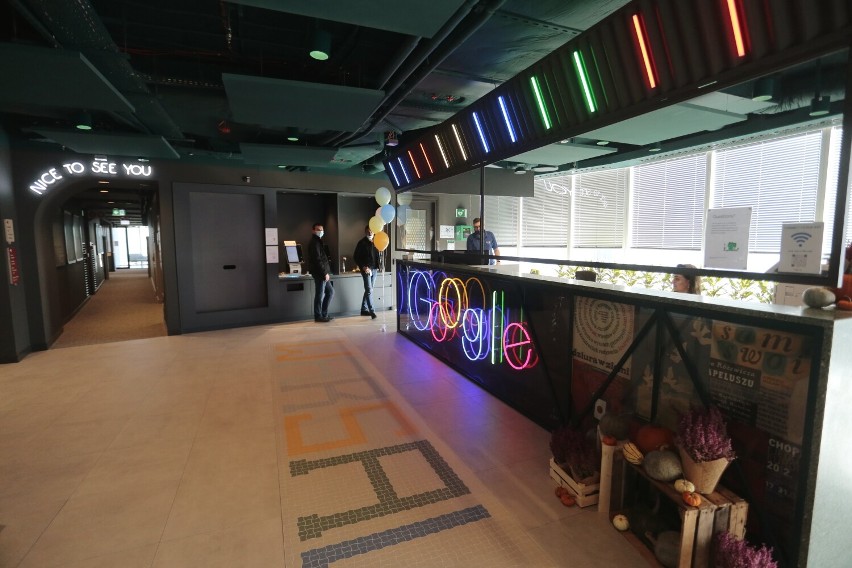 Google wynajęło pół wieżowca. Nowe biuro w Warszawie. W środku pokój drzemek, bar, instrumenty i konsole