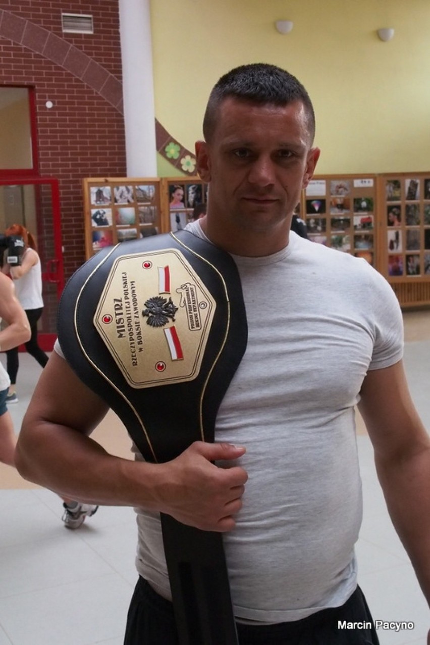 Marcin Rekowski z Kościerzyny, który jest zawodowym bokserem trenuje w Bytowie 