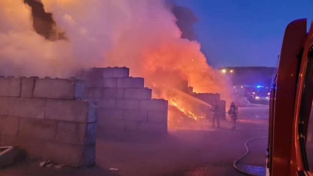 Pożar na terenie składowiska odpadów w Zakurzewie pod Grudziądzem. Duże straty