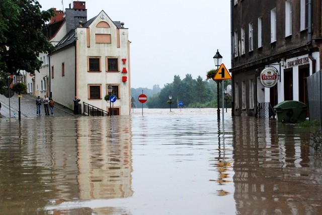 Nysa wciąż mocno rwie, stan wody ciągle jest bardzo wysoki