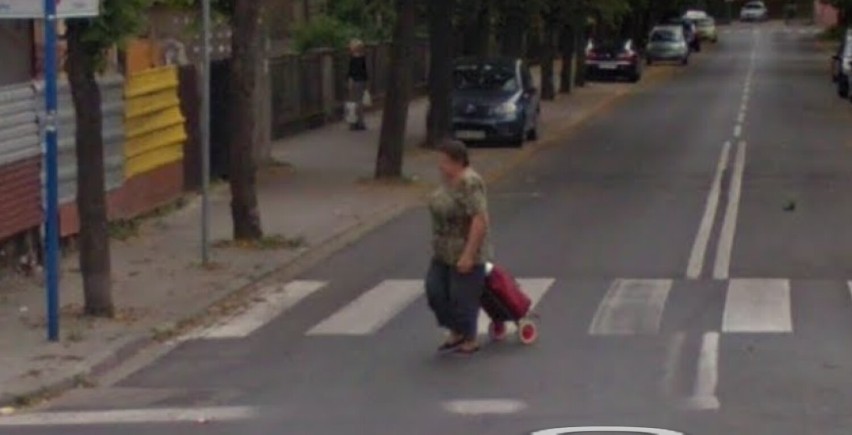 Mieszkańcy Konina w Google Street View. Kamery złapały ich na przejściach dla pieszych. O czym należy pamiętać zbliżając się do pasów? 