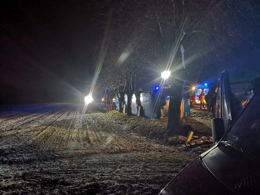 Powiat świdnicki. Na drodze krajowej nr 17 autokar przewrócił się na bok