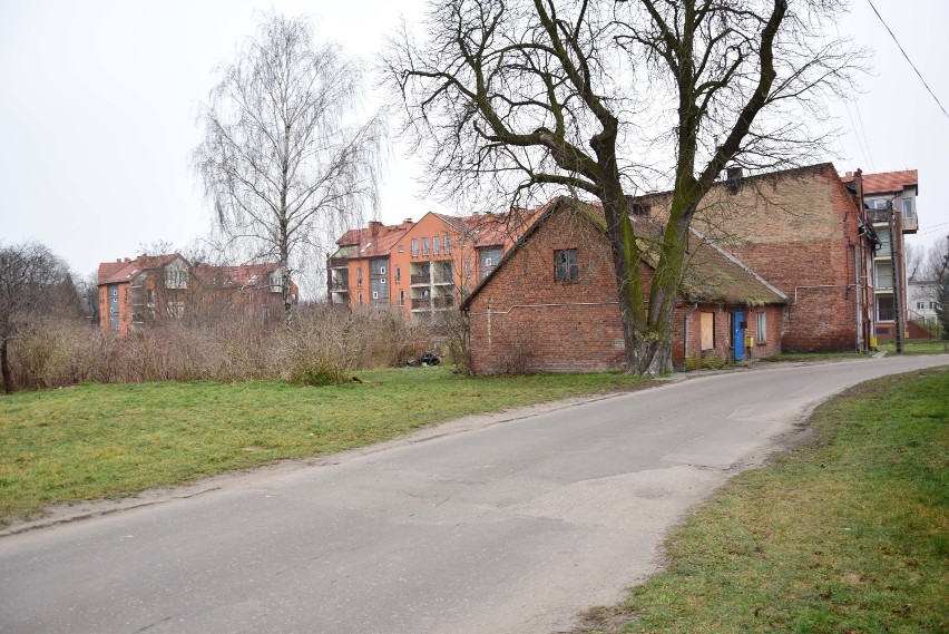 Budynek socjalny ma powstać na tyłach istniejących domów.