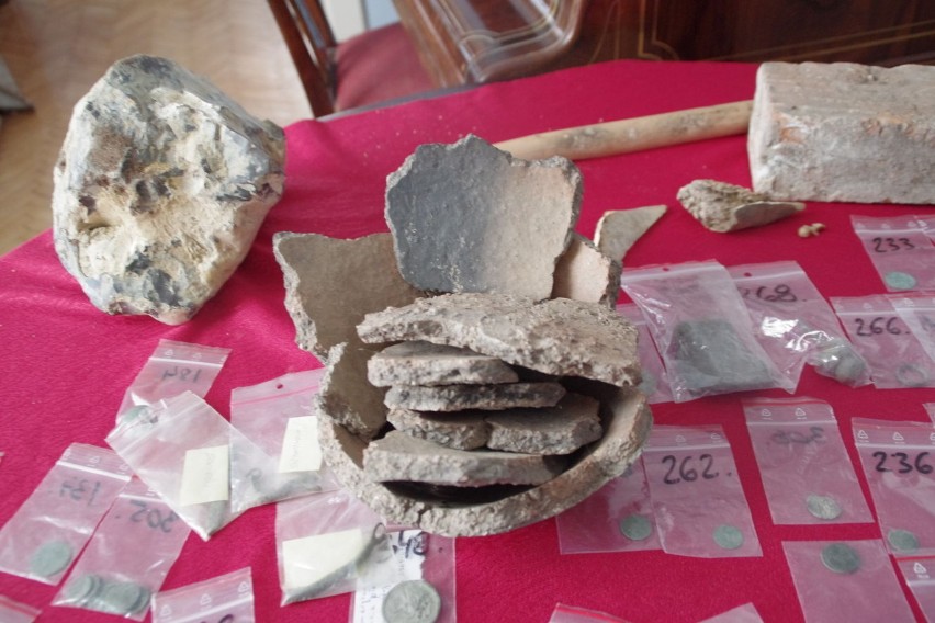 Ferie 2015. Dzieci szukały zaginionych skarbów pod okiem archeologa